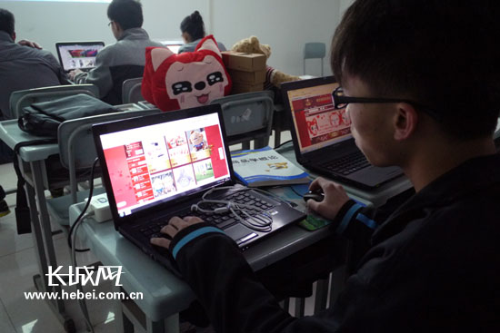 學(xué)生正在查看網(wǎng)上訂單 學(xué)生正在查看網(wǎng)上訂單